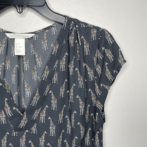 H&M Top Womens 4 Giraffe Print Cap Sleeve V-Neck Gray Blouse Lightweight - Picture 2 of 6